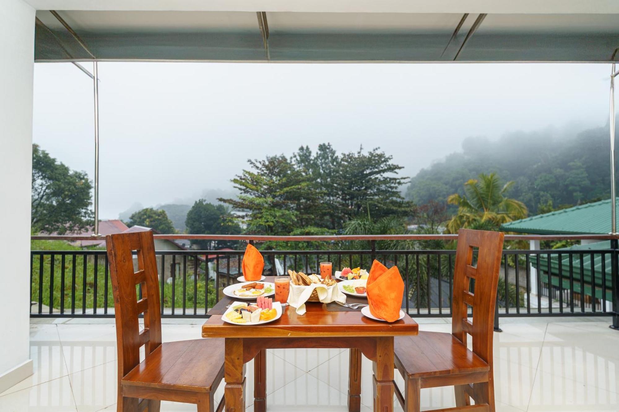 Hotel Travellers Nest Kandy Exterior foto
