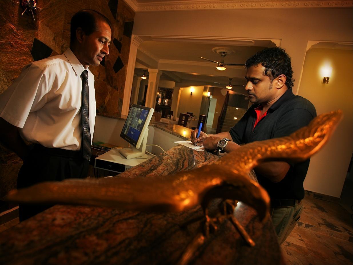 Hotel Travellers Nest Kandy Exterior foto
