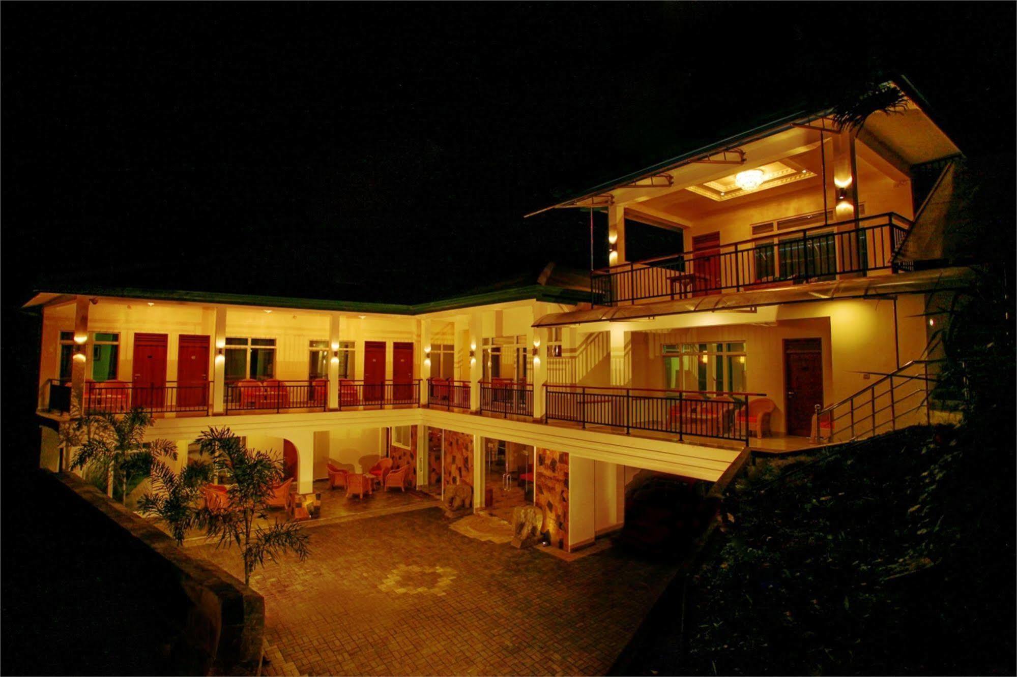 Hotel Travellers Nest Kandy Exterior foto