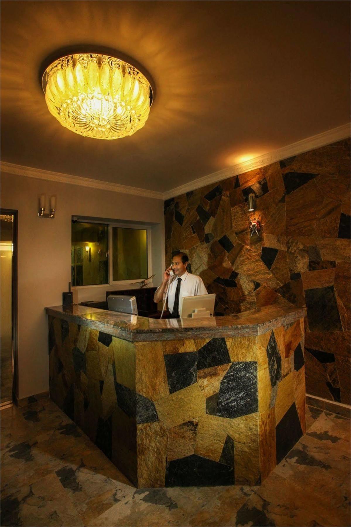 Hotel Travellers Nest Kandy Exterior foto