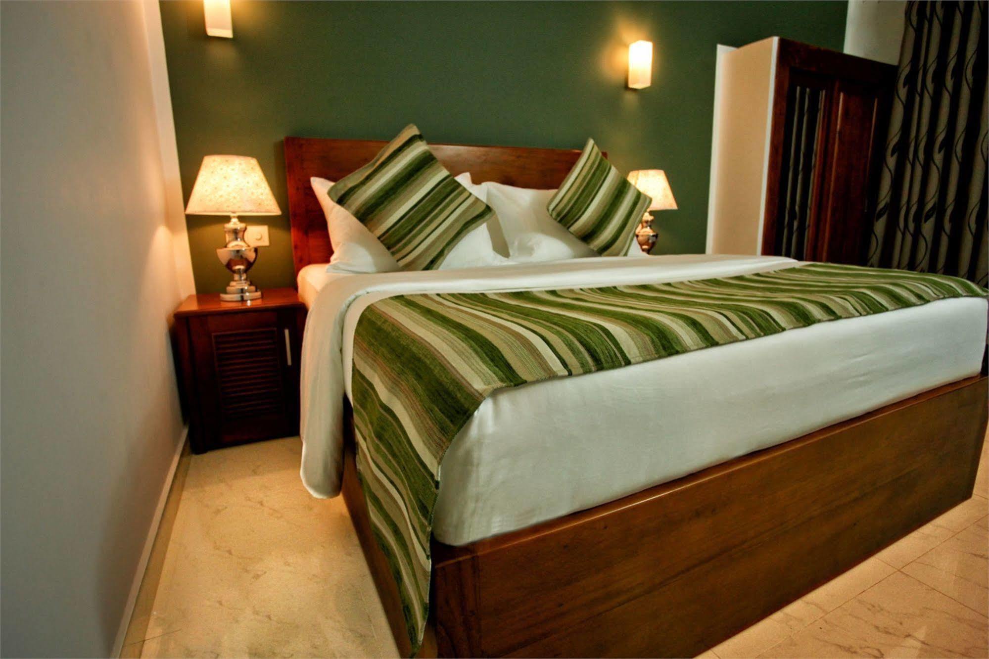 Hotel Travellers Nest Kandy Exterior foto